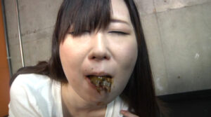 口の中にウンコされる女