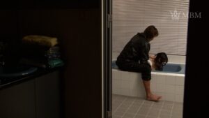 付ける男!! 熟女卑猥中出し!突然の悲劇に耐えながら終わりをただひたすら待つしかない!?