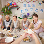 【VR】【本物人妻出演】お爺ちゃんお婆ちゃんが大好きで介護士になったニコニコ奥さん 坂井千晴 30歳 初VRデビュー