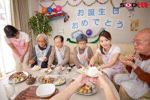 【VR】【本物人妻出演】お爺ちゃんお婆ちゃんが大好きで介護士になったニコニコ奥さん 坂井千晴 30歳 初VRデビュー