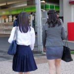 「えっ！おばさんの私が？！」我が子の前で痴●され必死に抵抗するも愛液を垂れ流し絶頂が止まらない巨尻母 娘の前で無言イキする感度がいい奥様