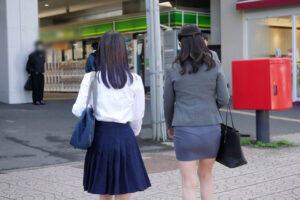 「えっ!おばさんの私が?!」我が子の前で痴●され必死に抵抗するも愛液を垂れ流し絶頂が止まらない巨尻母 娘の前で無言イキする感度がいい奥様