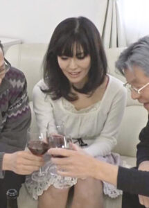 「事実は小説よりもエロなり」介護先のおじいちゃんに姉妹で中出しされて／介護している義父に犯〇れて