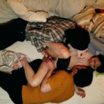 目の前寝取られ 川の字＆雑魚寝で寝てる時彼女が友達の男とSEXしてた！！臆病な僕は寝たふりしてたが初めて知る彼女の感じっぷりに僕は不覚にもフル勃起してた…。