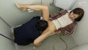 電車でさわられた五十路母 三枝木玲実 五十歳