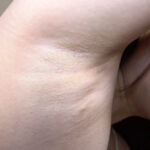 初音みのり 濡れてテカってピッタリ密着 神スク水 可愛い女子のスクール水着姿をじっとりと堪能！着替え盗撮から始まり貧乳から巨乳にパイパン、ハミ毛、ジョリワキ等のフェチ接写やローションソーププレイやスク水ぶっかけ等を完全着衣で楽しむAV