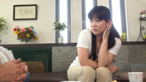 46歳 細身でデカ尻の母に会いに行ったら、Tバックを履いていてビックリした話･･･ 銚子の熟母 小日向こゆき