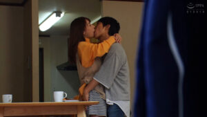 裏窓の人妻 覗かれた不倫情事 橋本れいか