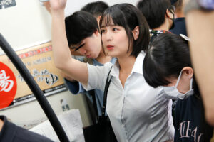 「えっ！おばさんの私が？！」我が子の前で触られ必死に抵抗するも愛液を垂れ流し絶頂が止まらない巨尻母VOL.3