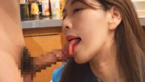 僕には昔から憧れている素敵な女性がいる―――それは、親友の母親。 今日も僕を笑顔で出迎えてくれる千里さん