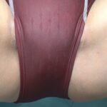 平井栞奈 濡れてテカってピッタリ密着 神競泳水着 可愛い女子の競泳水着姿をじっとりと堪能！着替え撮影から始まり貧乳から巨乳にパイパン、ハミ毛、ジョリワキ等のフェチ接写やローションソーププレイや競泳水着ぶっかけ等を完全着衣で楽しむAV