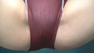 平井栞奈 濡れてテカってピッタリ密着 神競泳水着 可愛い女子の競泳水着姿をじっとりと堪能!着替え撮影から始まり貧乳から巨乳にパイパン、ハミ毛、ジョリワキ等のフェチ接写やローションソーププレイや競泳水着ぶっかけ等を完全着衣で楽しむAV