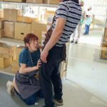 倉庫勤務中でも拒めずやらせてくれる地味巨乳パート妻