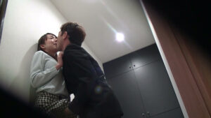 覗き見 盗撮 人妻たちのいやらしい秘密の情事 大丈夫ですよ、奥さん誰も見てませんから･･･