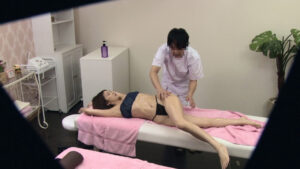 アロママッサージで下着を食い込まされ形を良くするために乳房をナマで揉まれ吐息が荒くなると愛液が染み出す素人妻たち