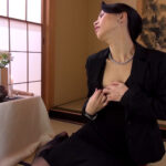 未亡人 遺影の前で息子と生ハメ 井上綾子