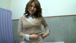 母と息子のAV出演 息子の前で抱かれる母親に息子は・・・