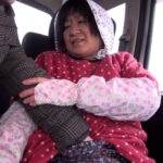 狭山の茶畑でお茶を摘むお母さん 堀池忍