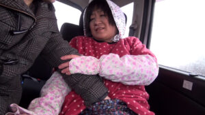 狭山の茶畑でお茶を摘むお母さん 堀池忍