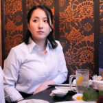 通行人は二度見する!ドラマの主人公のような不意打ち路上キスで火がついたホロ酔い人妻上司は浮気欲が止まらない