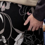 電車でさわられた五十路母 よしい美希