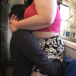 爆乳熟女の台所痴情