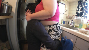 爆乳熟女の台所痴情