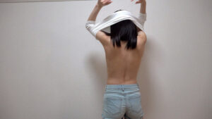 服をまくったら「ぶるんっ」って飛び出る大きなおっぱい