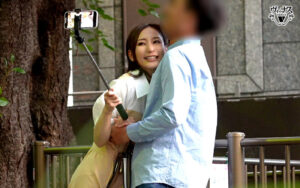 素人男性食べちゃいました―。足立友梨が恋人気分で中出しセックスドキュメント