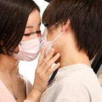 「おばさんの私に触られて勃っちゃう君が悪いんだよ」彼女が隣にいても構わずイケメン彼氏を背後からネチョいコネくり手コキで勃起誘惑する性欲熟女