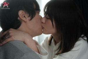 非モテ弱男チ○ポを全肯定よちよち勃起させてイチャとろ痴女テクでジュッポり抜いてくれる美尻スレンダー人妻お姉さん。 東條なつ