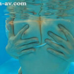 リゾートプールNTR 専属イイ女×大人のビキニ…背徳感と開放感が交錯するNTRドラマ―。 新妻ゆうか