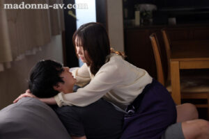 向かいの欲情妻に狙われて、生中セックス沼にハマった僕。 中野真子