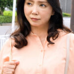 電車でさわられた六十路母 沢口紫乃 六十歳