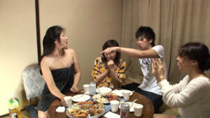 母親の女友達を喰いまくる！熟女好きヤリチン息子の全記録（1）