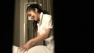盗撮 出張マッサージの美熟女はギン勃ちチ〇ポで欲情させたらヤレる！？ 2