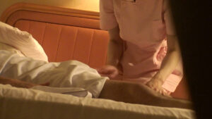 盗撮 出張マッサージの美熟女はギン勃ちチ〇ポで欲情させたらヤレる！？ 5