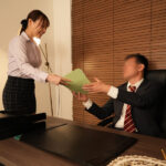 同じ会社で働く社長秘書の妻は僕の仕事中、社長室で中出しされまくっていた 葉月まゆ