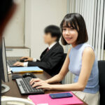 社内一キレイな先輩女子が早く結婚しろとうるさい両親を安心させるために恋人のフリを頼んだ後輩男子と実家に行ったら中出しセックスするハメに…何度もイカされて本当に好きになっちゃった 梅田みなみ