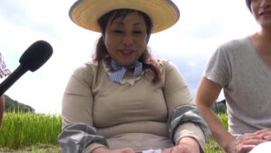 全国熟女捜索隊 有機農法で野菜とオトコを育てる農村のエコおっ母さん 緑さつき