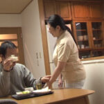 ウチの親父を訪問介護するムッチリ体型のおばさんが俺好みなのでこれはヤルしかない（6）
